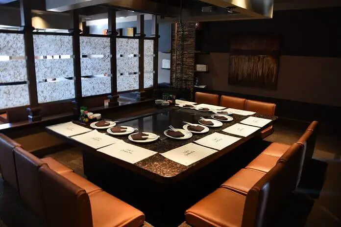 Beautiful place to eat sushi thats name is DaRuMa Japanese Steakhouse and Sushi Lounge