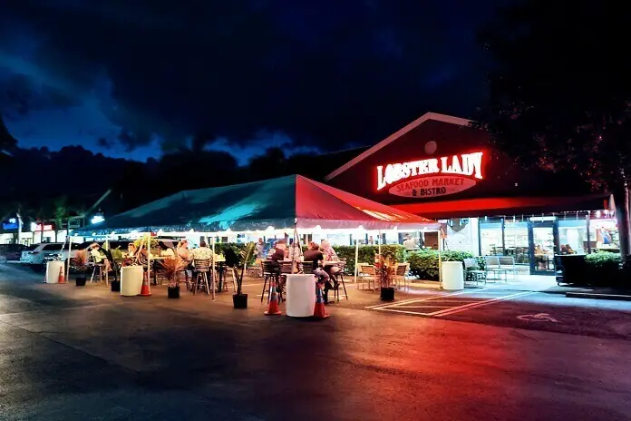 People enjoying their dinner in beautiful lights at Lobster Lady Seafood Market & Bistro